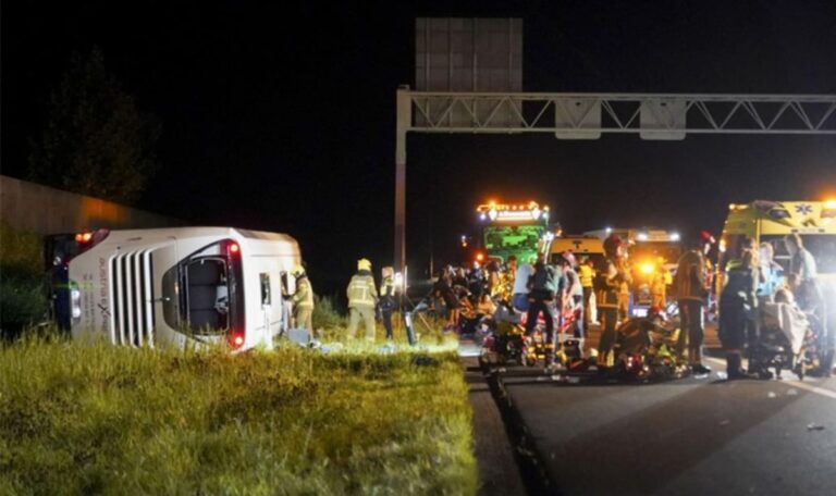 Schülerbus kippt auf Autobahn um – acht Verletzte