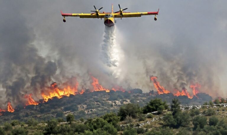 Großbrand auf Brač: Kanadische Löschflugzeuge kämpfen gegen die Flammen