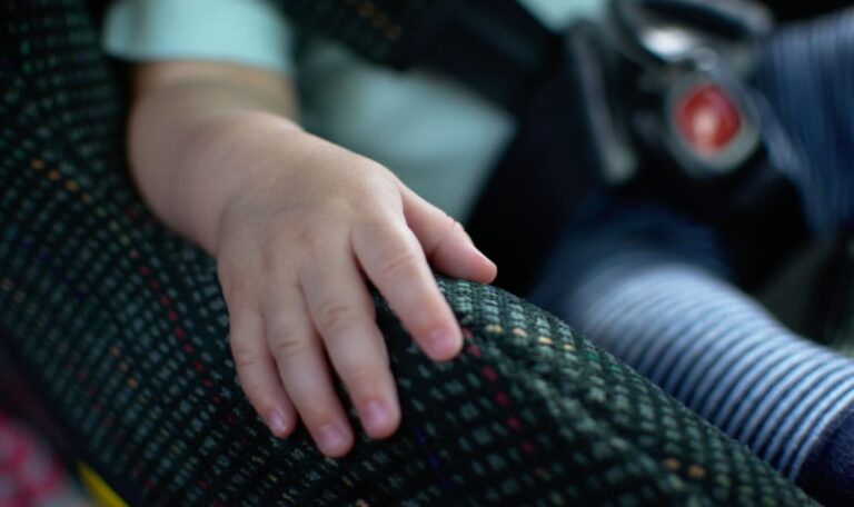 35 Grad: Ärztin vergisst Baby im Auto – Kind stirbt