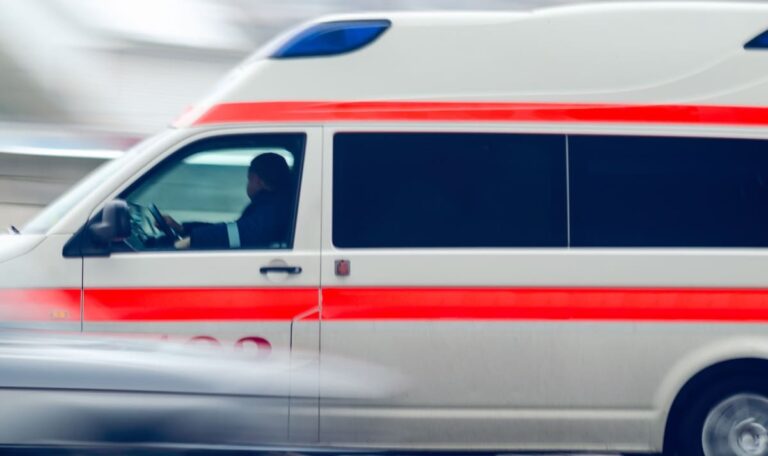 Maskierte Männer prügeln Schiedsrichter mit Schlagstöcken nieder