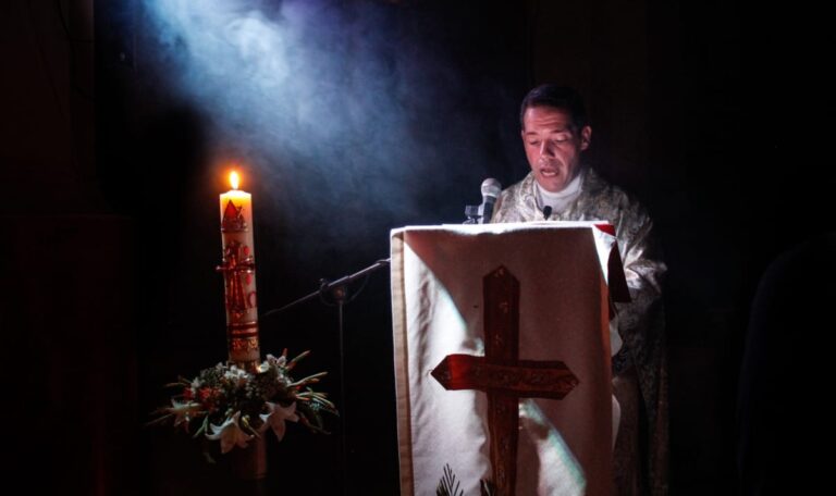 Pfarrer verlässt Kirche nach 37 Jahren – um zu heiraten