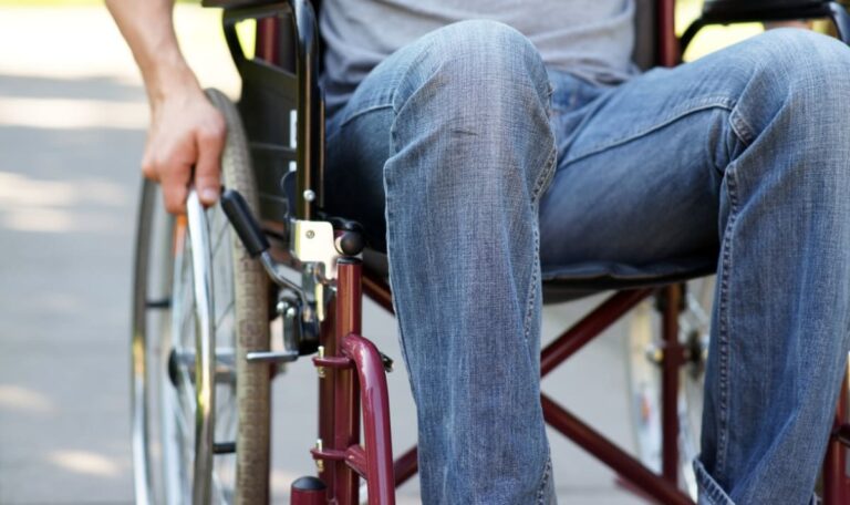 14 Vorstrafen: Wiener bindet Freund im Rollstuhl an Mistkübel