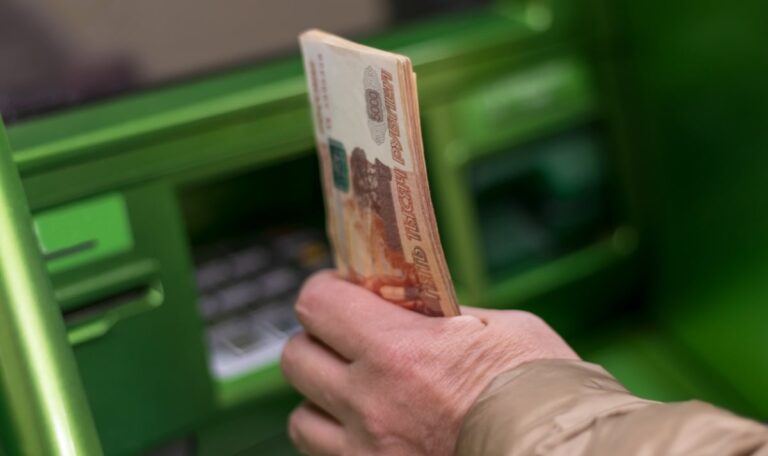 Russen heben Erspartes in Panik ab – Angst vor Putins Zugriff wächst