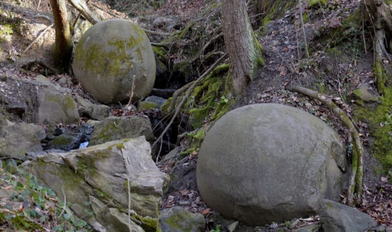 37 Tonnen schwer, rund: Mysteriöse Steinkugeln mitten in Bosnien