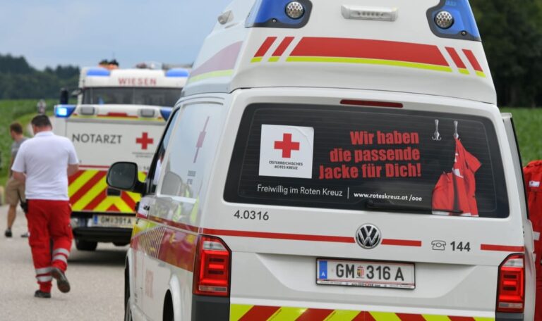 Lok und Traktor kollidieren – Güllefass auf den Gleisen