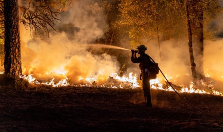 Feuerwehr kämpft gegen Flammen: Plötzlich explodieren alte Minen