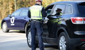 Auf blanker Felge und mit 1,24 Promille: Polizei stoppt Frau (33)