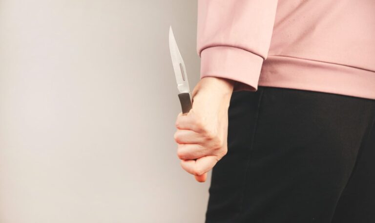 Patientin sticht Zahnarzt in der Mittagspause nieder – Lebensgefahr