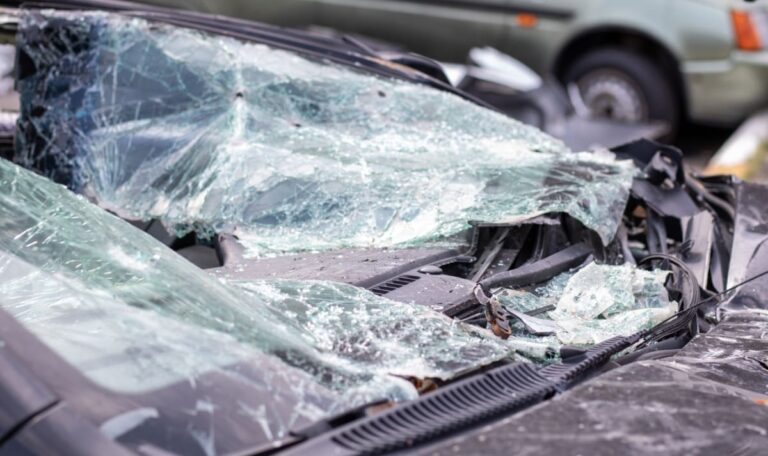Stopptafel ignoriert, Auto gerammt – Fahrerin nach Überschlag im Spital