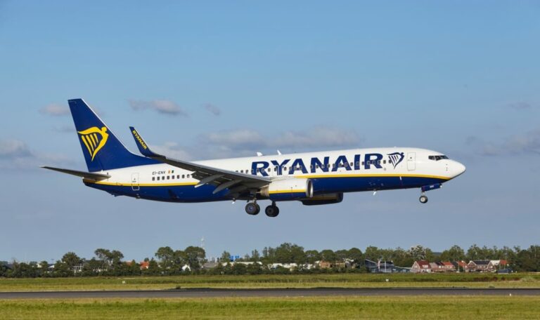 Serbe aus Flugzeugfenster gerissen – jetzt droht Millionenklage
