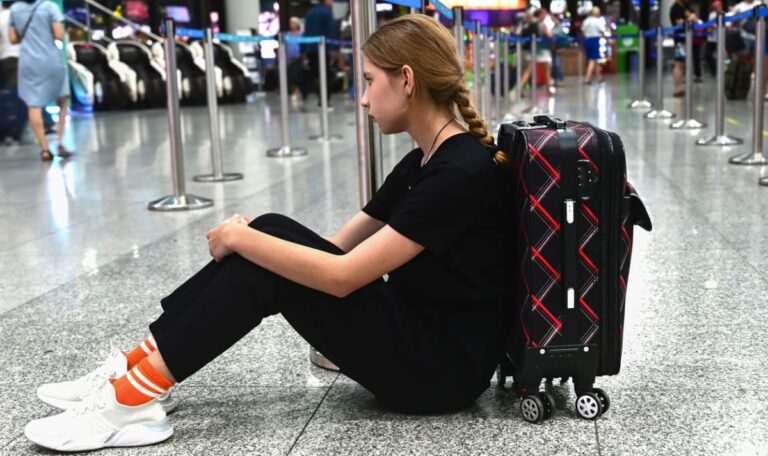 Flug voll: Deutsche Airline lässt 13-Jährige sieben Stunden allein zurück