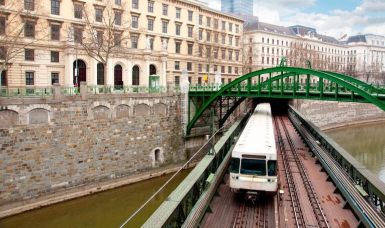 Zug-Chaos in Wien: Lkw beschädigt wichtige Bahnbrücke