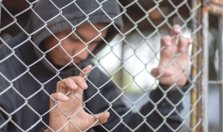Tirol: 14-Jähriger bleibt hinter Gittern – Messer und Nazi-Material sichergestellt