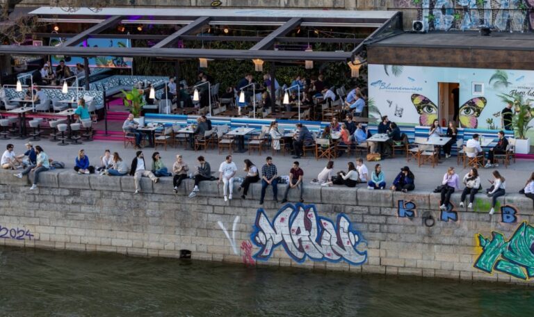 Wien schwimmt: 300 Menschen stürzen sich in den Donaukanal