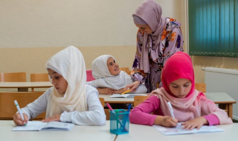 Bis 800 Euro Strafe: Österreich macht beim Kopftuch ernst