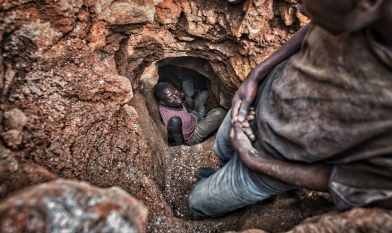Goldmine eingestürzt – über 100 Tote unter der Erde begraben