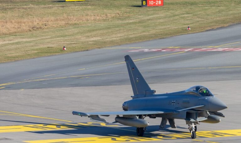 Flugzeug stürzt auf US-Militärstützpunkt ab – acht Tote