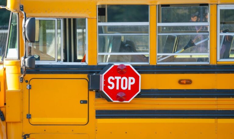 Kind im Schulbus vergessen: Sechsjährige stirbt bei extremer Hitze
