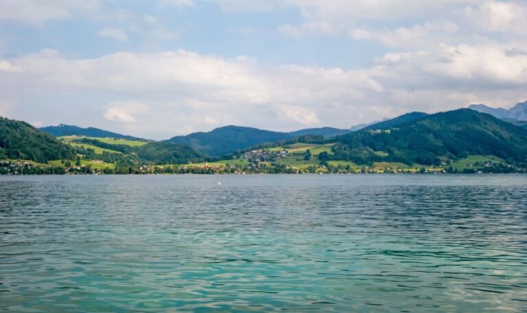 Österreich: Kleinflugzeug stürzt in den Attersee – zwei Menschen vermisst