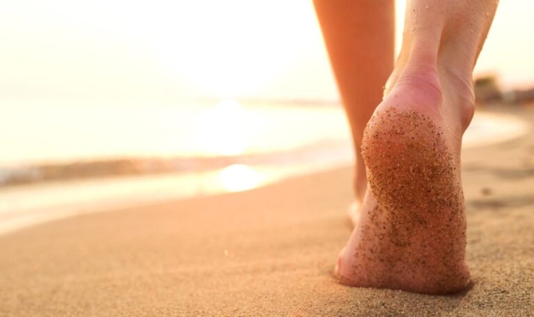Unsichtbare Gefahr im Sand: Parasiten bohren sich in die Haut