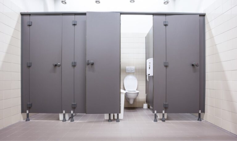 Angestellter stirbt auf Toilette – Witwe kämpft um Entschädigung
