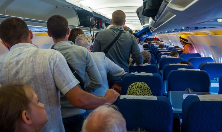 Acht Österreicher wollen nach Mallorca – am Ende klicken die Handschellen