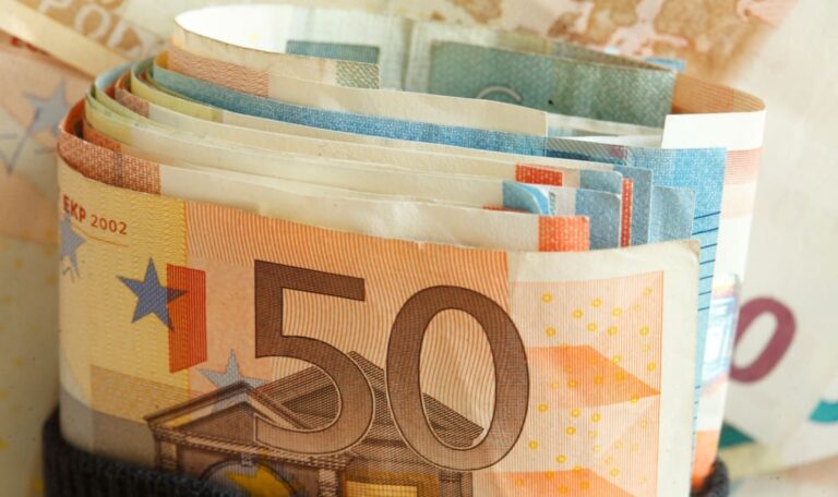 Er lebt im Zelt – und verteilt plötzlich 4.390 Euro an Passanten