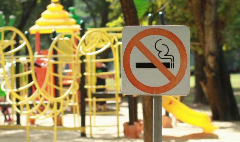 Zigarettenstummel auf Spielplatz: Ab jetzt drohen bis zu 2.000 Euro