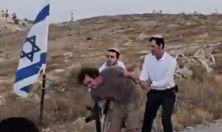 Israelische Siedler attackieren US-Journalisten und palästinensische Familie (VIDEOS)