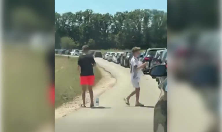 Kleine Helden im Stau: Zwei Buben verteilen Wasser an Autofahrer in Kroatien