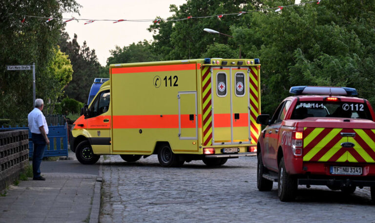 18 Monate alt, schwer verletzt – Rettungswagen erfasst Kleinkind