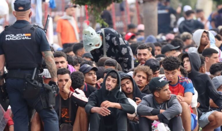 Chaos in Ceuta: Polizei feuert Warnschüsse bei Migranten-Transfer