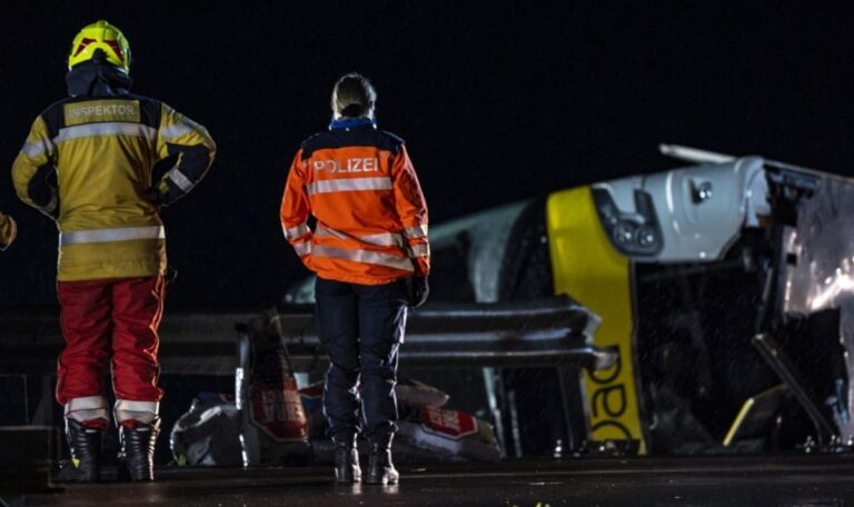 Schwerer Reisebus-Unfall: Mehrere Menschen verletzt und tot