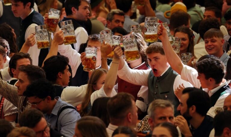 Oktoberfest eröffnet: Erste Alkoholvergiftung nach nur vier Stunden