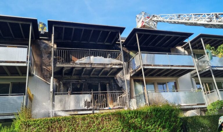 Griller dürfte Brand ausgelöst haben: Sechs Wohnungen betroffen