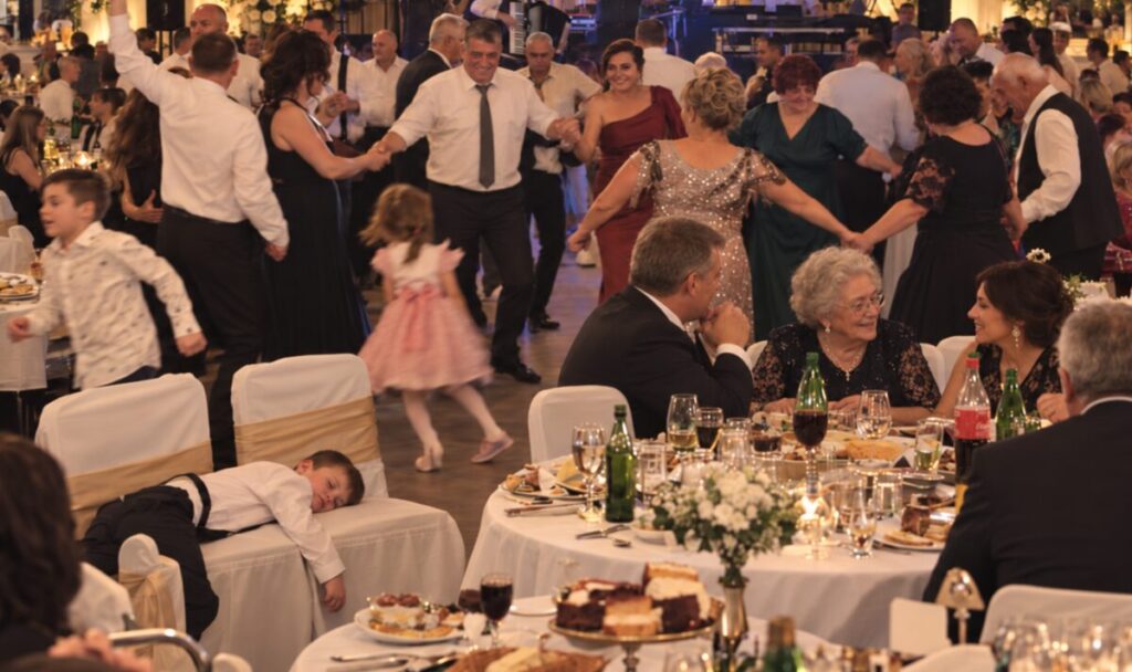 300 Gäste, Kolo und Kinder bis Mitternacht: So waren unsere Jugo-Hochzeiten