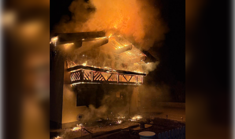 Dachstuhl in Flammen: Familie flieht nachts aus brennendem Haus (FOTOS)