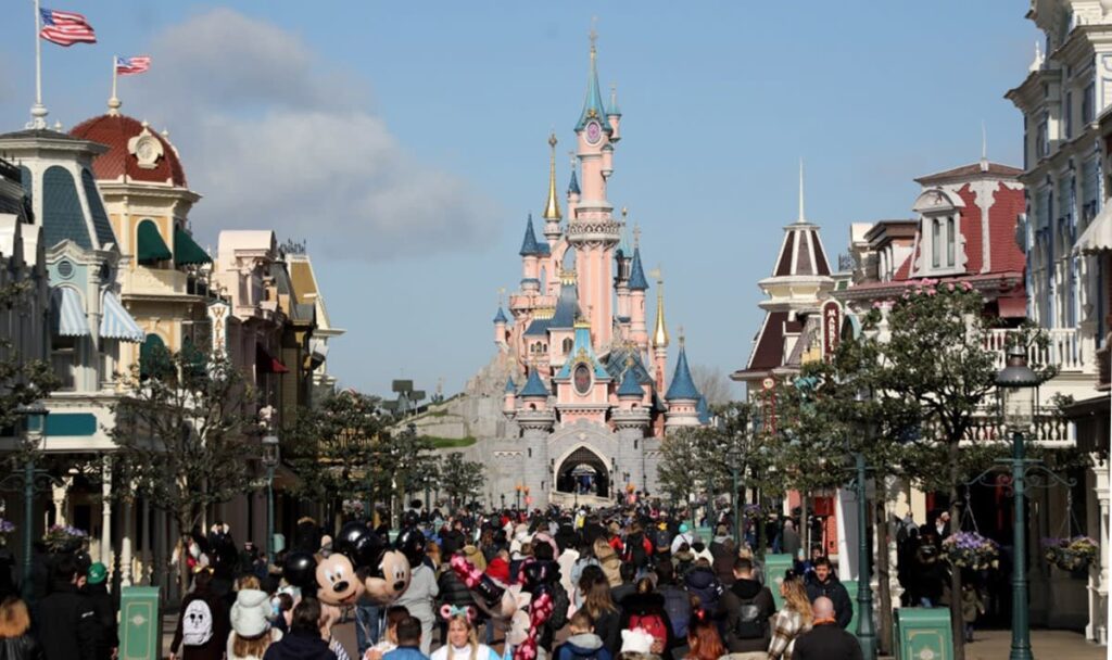 Kinder als Taschendiebe: Clan „verdiente“ 25.000 Euro täglich in Disneyland