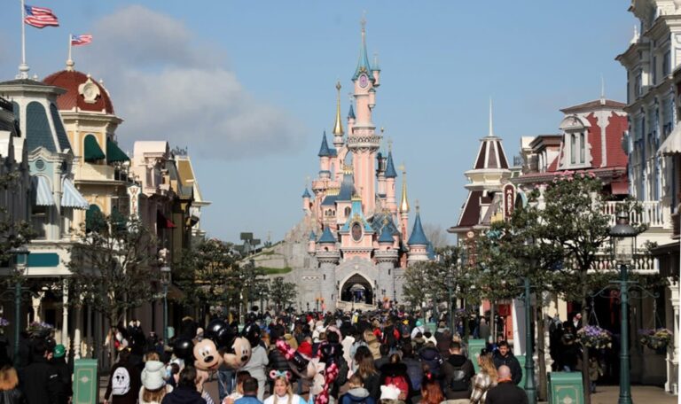 Kinder als Taschendiebe: Clan „verdiente“ 25.000 Euro täglich in Disneyland