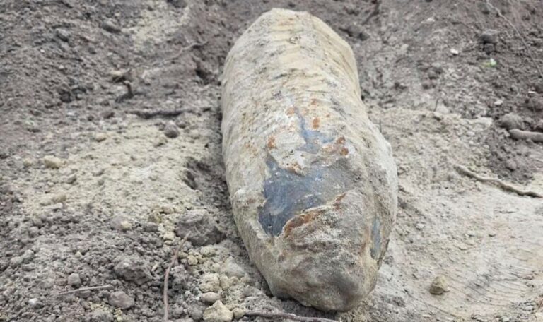 Baggerfahrer hält Kriegsbombe für Stein – Großeinsatz in Wien