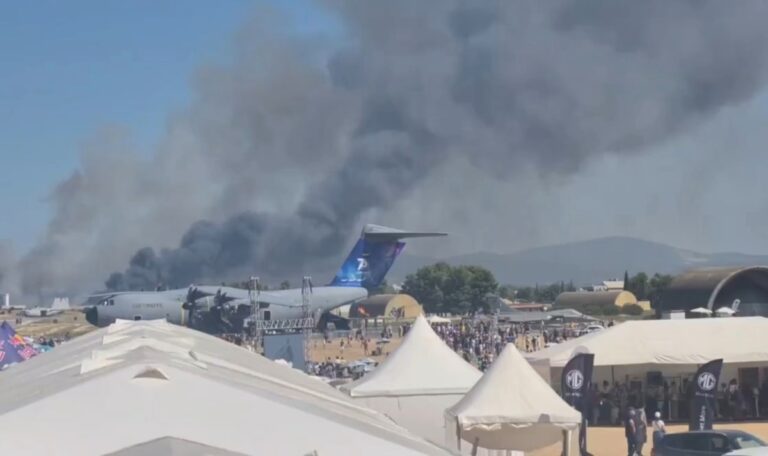 Vor tausenden Zuschauern: Kampfjet stürzt bei Flugshow ab (VIDEO)