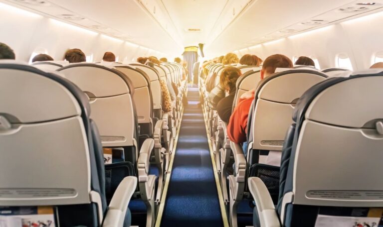 Mitten im Flug: Passagier stirbt trotz Reanimation