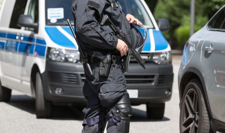 Bei Waffenkontrolle: Mann soll zwei Behördenmitarbeiter erschossen haben