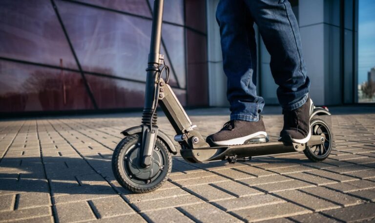 115 km/h auf E-Scooter: 18-Jähriger kracht in Stahltor