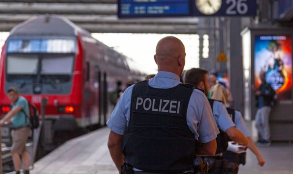 Nasenbeinbruch, Tritte, Drohungen – Gewalt in Zügen steigt