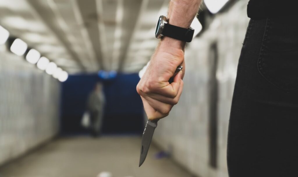 Nach sechs Messerstichen: Angeklagter entschuldigt sich bei Opfer mit Kuss