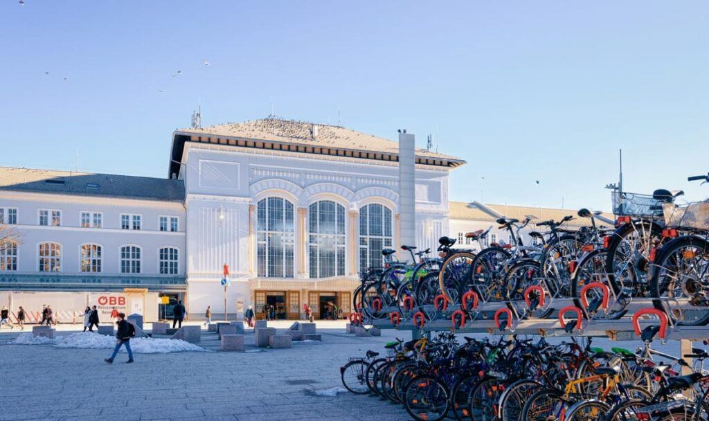 Gas tritt in Café am Salzburger Hauptbahnhof aus – Verletzte
