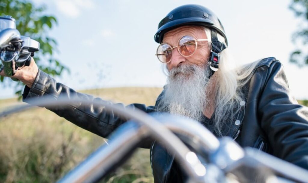 Linkskurve wird zur Todesfalle: 91-jähriger Motorradfahrer überlebt Sturz nicht