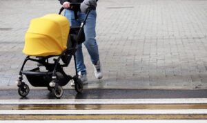 Auto erfasst Kinderwagen: Zweijähriger wird herausgeschleudert