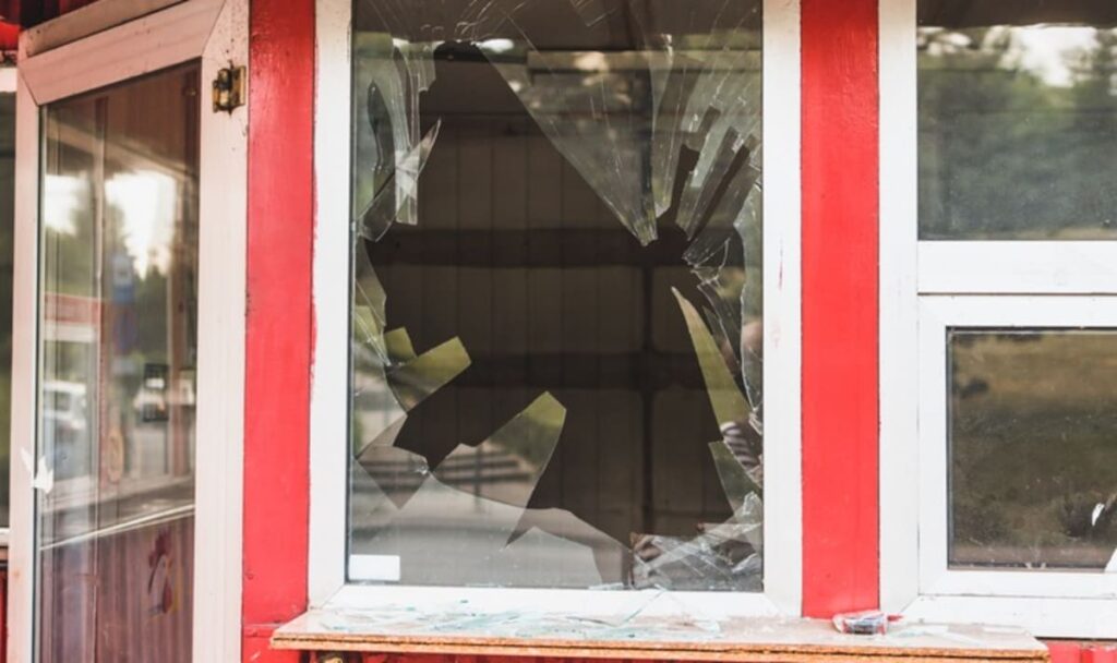 Laterne fliegt durch Gasthaus-Fenster: Gast im Krankenhaus